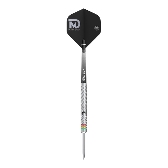 Dies ist ein Steeldart mit silbernem Schaft und schwarzem Flight, auf dem "Martijn Dragt" steht. Das Produkt heißt "Bulls Martijn Dragt Steeldarts - 24g".