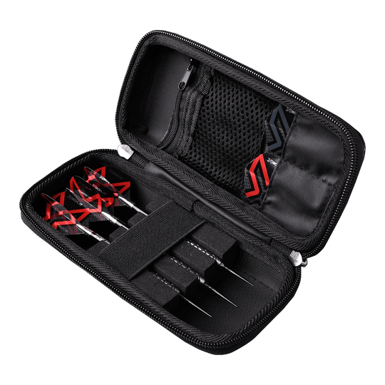 Hier ist das Winmau Blade X Armor G1 Dartwallet abgebildet. Dieses Dartwallet dient zur sicheren Aufbewahrung von Dartzubehör.