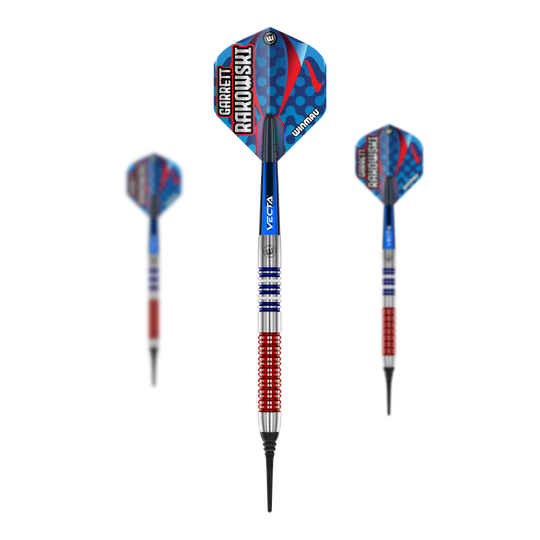 Winmau Garrett Rakowski soft darts - 20g Das Bild zeigt drei Softdarts des Modells "Winmau Garrett Rakowski Softdarts - 20g". Die Darts haben ein auffälliges Design in Blau, Rot und Silber mit der Aufschrift "Garrett Rakowski" auf den Flights.