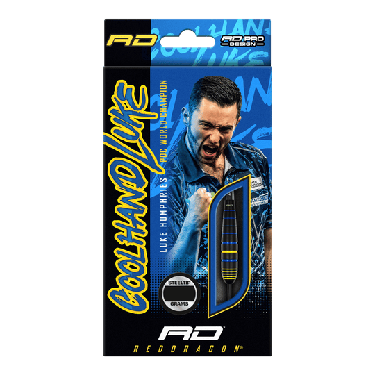 Red Dragon Luke Humphries World Champion Brass Steel Darts Auf der Verpackung sind die "Red Dragon Luke Humphries World Champion Brass Steeldarts" abgebildet. Im Hintergrund ist ein jubelnder Spieler zu sehen, daneben ist ein Dartpfeil durch ein Sichtfenster sichtbar.