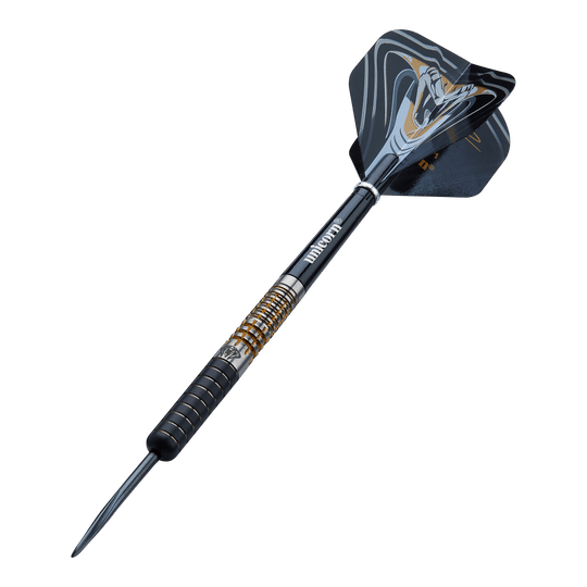 Unicorn Maestro Jeffrey De Zwaan Phase 3 steel darts Das Bild zeigt einen Unicorn Maestro Jeffrey De Zwaan Phase 3 Steeldart. Der Dart hat ein schwarzes und silbernes Design mit goldenen Akzenten und einer auffälligen Flights-Grafik.