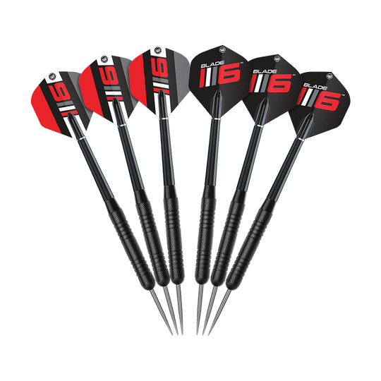 Winmau Blade 6 Triple Core Set with 2 sets of darts Das Bild zeigt das Winmau Blade 6 Triple Core Set mit 2 Sets Darts. Das Produkt beinhaltet eine hochwertige Dartscheibe mit zwei Dart-Sets.