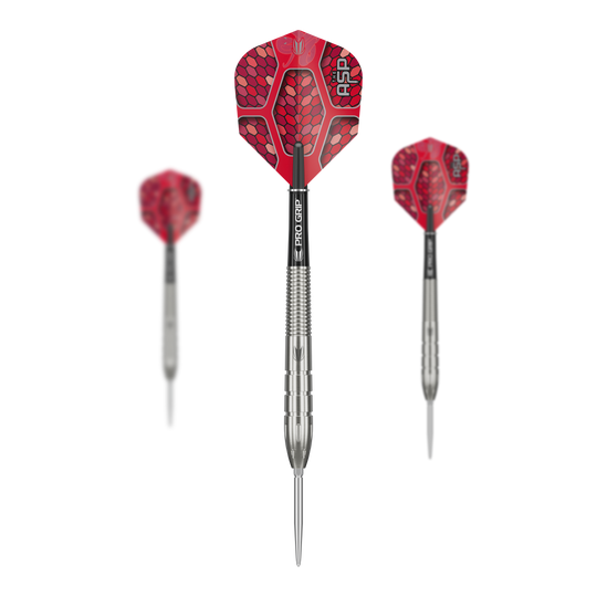 Target Nathan Aspinall GEN1 Swiss Point steel darts Auf dem Bild sind drei Steeldarts des Modells "Target Nathan Aspinall GEN1 Swiss Point" zu sehen. Die Darts haben silberne Spitzen und Schäfte sowie rote Flights mit Schuppenmuster.