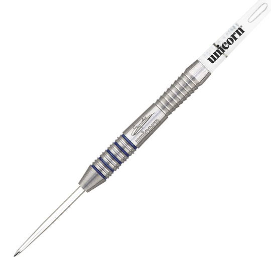 Das Bild zeigt einen Unicorn Silver Star Var.2 Gary Anderson Steeldart. Der Dart besteht aus silbernem Metall mit blauen Akzenten und trägt die Aufschrift "unicorn".