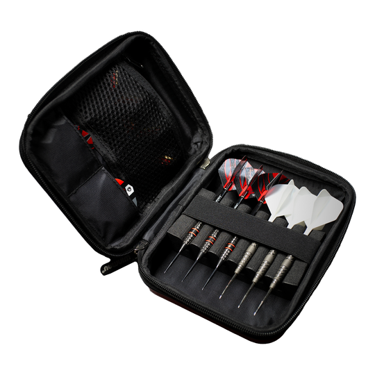 Winmau Armor G2 Dart Wallet Das Bild zeigt ein geöffnetes Dart-Etui mit mehreren Darts und Ersatzflights. Die Darts und Zubehörteile sind ordentlich in dem schwarzen Etui einsortiert.