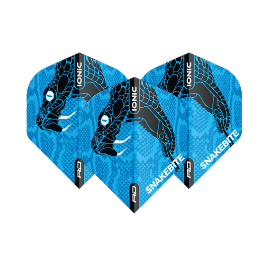 Auf dem Bild sind drei blaue Dart-Flights mit einem schwarzen Schlangenkopf-Design zu sehen. Auf den Flights stehen die Worte „IONIC“ und „SNAKEBITE“.