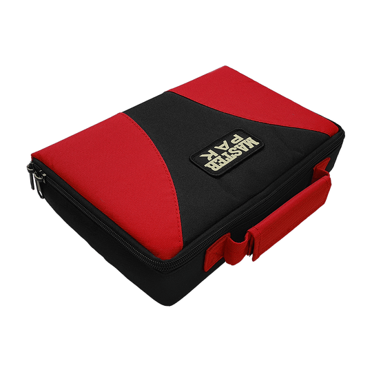 Die Abbildung zeigt die "Master Pak Multi Darttasche" in den Farben Rot und Schwarz. Die Tasche hat einen Reißverschluss und einen praktischen Tragegriff.