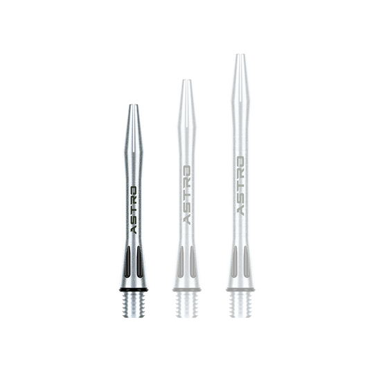 Das Bild zeigt drei silberne Winmau Astro Aluminium Shafts in verschiedenen Längen. Auf den Schäften steht das Wort "ASTRO" und sie haben schwarze Details an der Unterseite.