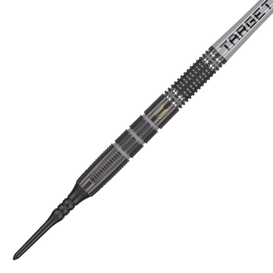 Das Bild zeigt einen Target Nathan Aspinall X Echo Softdart mit einem Gewicht von 18g. Der Dart ist schwarz und silber und hat das Wort "TARGET" auf dem Flight stehen.