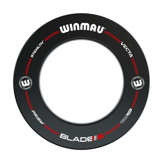 B6XLSET_Winmau_Blade_6_Dartboard_Set_mit_2_Sets_Darts_und_Winmau_Surround_3 Das Bild zeigt einen schwarzen Dartboard-Surround-Ring der Marke Winmau. Auf dem Ring stehen verschiedene Begriffe wie "Blade 6", "Prism", "Stealth" und "Vecta".