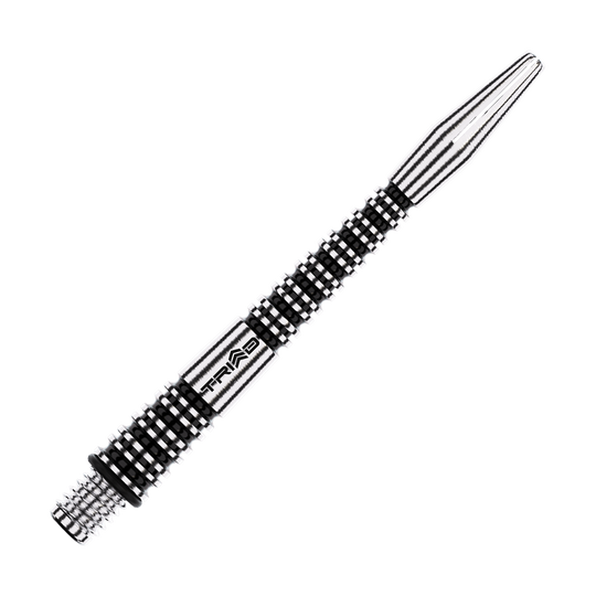 Das Bild zeigt einen schwarz-silbernen Aluminium Dartshaft mit geriffeltem Design. Auf dem Schaft steht das Wort "TRIAD".