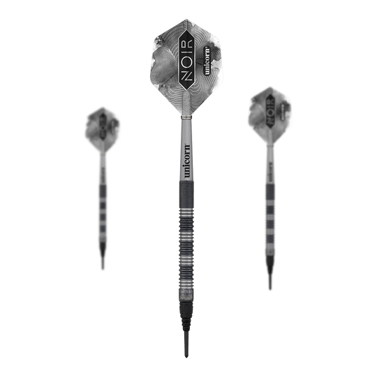 Unicorn Noir James Wade soft darts Auf dem Bild sind drei elektronische Softdarts zu sehen. Die Dartpfeile sind mit schwarz-silbernen Flights und der Aufschrift "NOIR" und "unicorn" versehen.