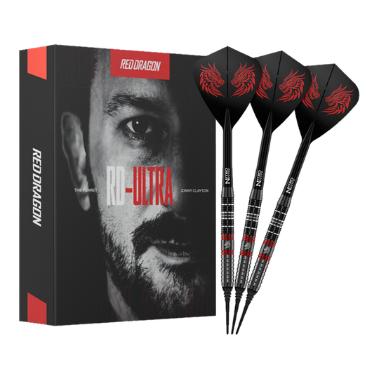 Zu sehen sind die Red Dragon Jonny Clayton RD-ULTRA Softdarts - 18g in voller Ansicht. Die Darts haben eine silberne Barrel, schwarze Details und leuchtende Flights.