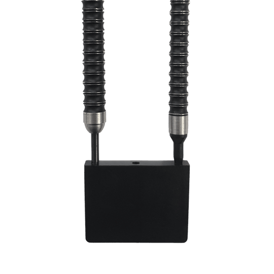 643_Point_Guard_2_Variante1 Das Bild zeigt das Produkt „Point Guard“, das aus einem rechteckigen schwarzen Block und zwei gewundenen Metallstiften besteht. Die Metallstifte sind oben mit silbernen Spitzen versehen und ragen parallel nach oben.