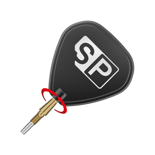 Auf dem Bild ist eine goldene Dartspitze mit einem schwarzen Flight zu sehen, auf dem die Buchstaben "SP" abgebildet sind. Um die Spitze ist ein roter Pfeil, der eine Drehbewegung anzeigt.
