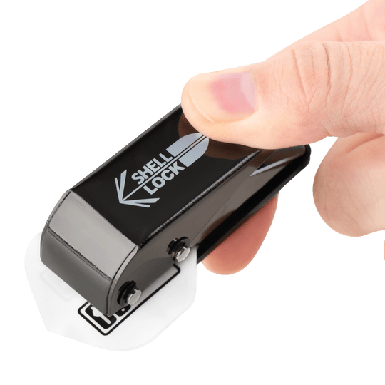 L-Style One80 Shell Lock Punch Flight Punch Das Bild zeigt das Produkt "L-Style One80 Shell Lock Punch Flightlocher", das in einer Hand gehalten wird. Mit diesem Werkzeug wird ein Loch in ein Dartflight gestochen.