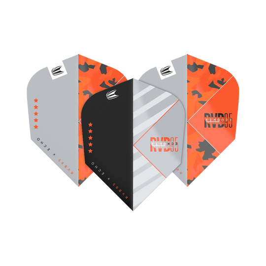 TG86_336730_Target_ProUltra_RvB95_X_Echo_Ten-X_Flights_1GXptZNRZvW420 Das Bild zeigt drei Dartflights des Produkts "Target Pro Ultra RvB95 X Echo Ten-X Flights" in verschiedenen Designs. Die Flights sind in den Farben Schwarz, Grau und Orange gestaltet und tragen jeweils das RvB95-Logo.