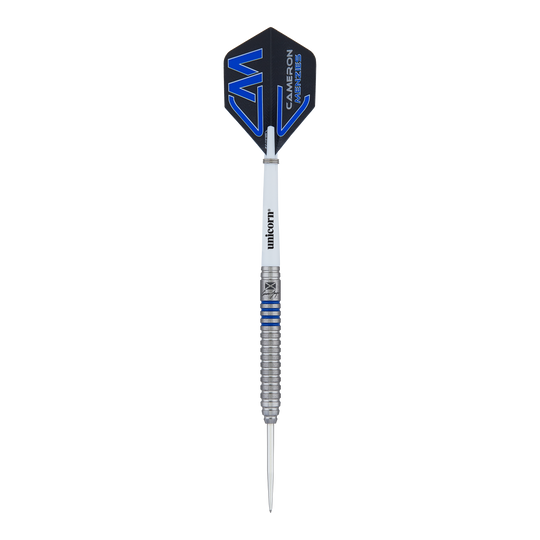 Unicorn Contender Camerion Menzies Steel Darts - 23g Das Bild zeigt einen Unicorn Contender Cameron Menzies Steeldart mit einem Gewicht von 23 Gramm. Der Dart hat ein silbernes Barrel mit blauen Akzenten und einem schwarzen Flights mit blauem Design.