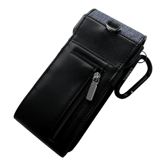 Cameo Thread Dart Case Dies ist ein schwarzes Etui mit einem Reißverschlussfach auf der Vorderseite. Oben hat es einen blauen Stoffabschnitt und einen Metallclip zur Befestigung.