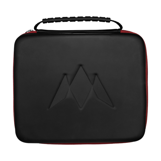 Mission Luxor Dart Wallet Dies ist eine schwarze Tragetasche mit rotem Reißverschluss und einem geprägten Logo auf der Vorderseite. Oben befindet sich ein Griff, um die Tasche leicht zu tragen.