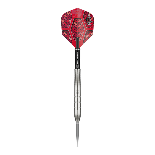 Target Nathan Aspinall GEN1 Swiss Point steel darts Das Bild zeigt einen Target Nathan Aspinall GEN1 Swiss Point Steeldart. Der Dart hat eine silberne Spitze und einen roten Flight mit Schuppenmuster.