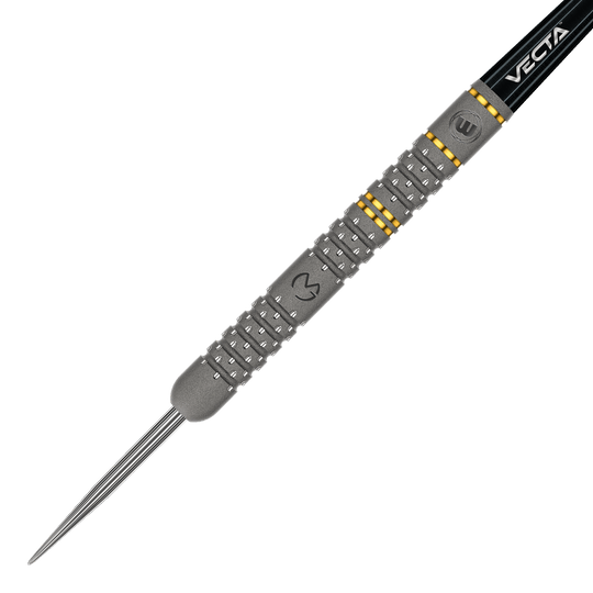 Dies ist ein Winmau Michael Van Gerwen Evo-X Steeldart. Der Dartpfeil hat ein silbernes Barrel mit gelben Akzenten und einer schwarzen Spitze.