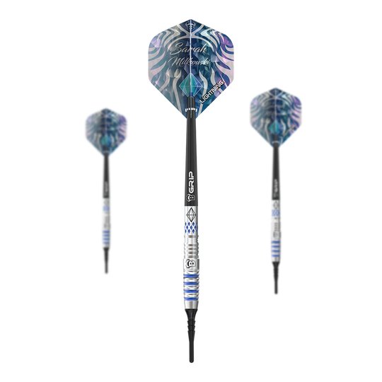Bulls Sarah Milkowski Soft Darts - 20g Das Bild zeigt drei Softdarts des Modells "Bulls Sarah Milkowski Softdarts - 20g". Die Darts haben ein silber-blaues Design und einen auffälligen Flight mit dem Namen "Sarah Milkowski".