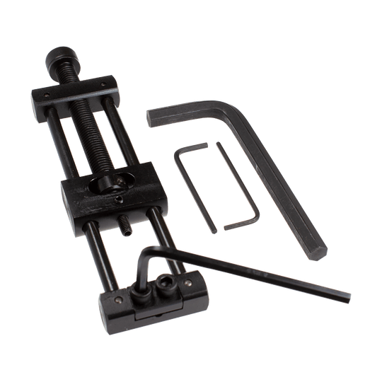 Das Bild zeigt den Designa Dart Repointer Black Pro Edition - Spitzenwechsler. Es handelt sich um ein Werkzeug für Dartspieler zum Wechseln der Spitzen.