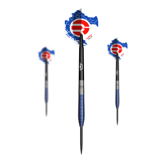 Bulls NL Romeo Grbavac steel darts - 23g Das Bild zeigt drei Steeldarts des Produkts "Bulls NL Romeo Grbavac Steeldarts - 23g". Die Darts haben blaue, silberne und schwarze Akzente sowie Flights mit einem roten und blauen Muster.