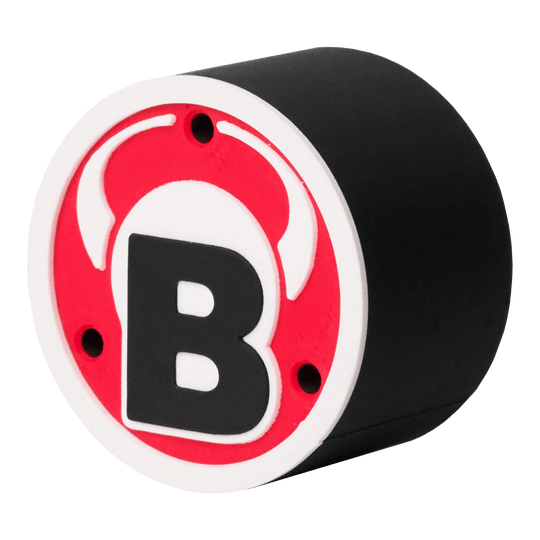 Bulls Dart Holder Logo Round Das Bild zeigt ein rundes schwarzes Produkt mit einem roten und weißen Logo auf der Vorderseite. In der Mitte des Logos befindet sich ein großes schwarzes "B" mit weißen Hörnern darüber.