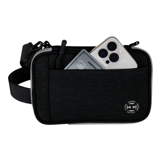 Harrows Smart Case XL dart wallet Auf dem Bild ist eine schwarze Harrows Smart Case XL Darttasche zu sehen. In der vorderen Tasche stecken ein Smartphone und eine Kreditkarte.