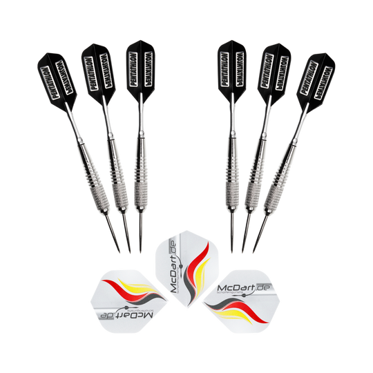 Ama6St-6-St-ck-lose-McDart-Steeldarts-1 Das Bild zeigt sechs Steeldarts mit schwarzen Flights und silbernen Schäften. Zusätzlich sind drei Ersatz-Flights mit dem McDart.de-Logo und einer Deutschlandfahne abgebildet.