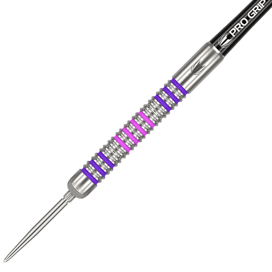 190221_Target_Elanor_Cairns_GEN1_Swiss_Point_Steeldarts_2 Das Bild zeigt einen Target Eleanor Cairns GEN1 Swiss Point Steeldart mit einem Gewicht von 24g. Der Dart hat einen silbernen Barrel mit violetten und pinken Ringen sowie einer "Pro Grip" Beschriftung auf dem Schaft.