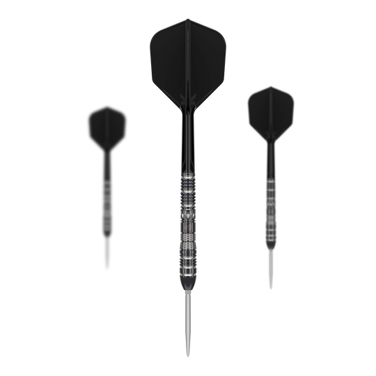 Target Black Marque Dragon 3 Swiss Point Steeldarts Das Bild zeigt drei Target Black Marque Dragon 3 Swiss Point Steeldarts mit schwarzen Flights. Die Darts haben silberne Spitzen und einen strukturierten, silber-schwarzen Griff.