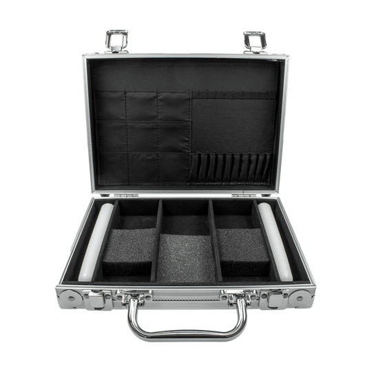 8025-02_Karella_Alukoffer_Silber_3 Der Aluminiumkoffer ist geöffnet und zeigt ein schwarzes, unterteiltes Innenfach. Im Deckel befinden sich verschiedene kleine Taschen und Einsteckfächer.