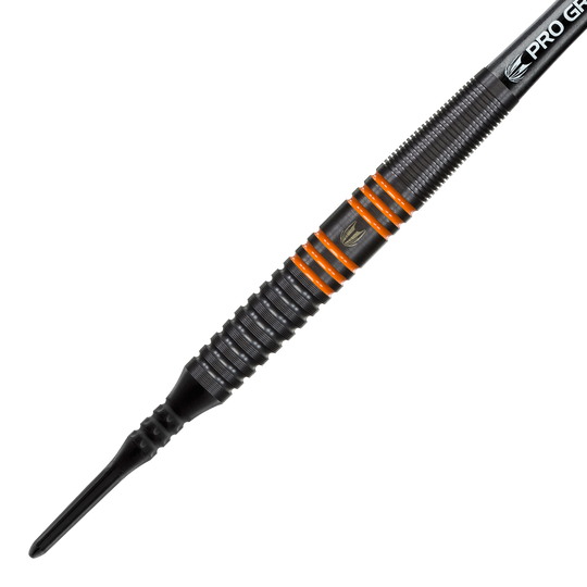 Das Bild zeigt einen Target RVB 80% Black Tungsten Softdart. Der Dart ist schwarz mit orangenen Ringakzenten und hat eine strukturierte Griffoberfläche.