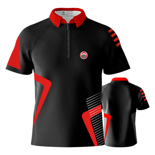Bulls Team Dart Shirt - Red Das Bild zeigt ein schwarzes Dartshirt mit roten und weißen Akzenten. Das Shirt hat einen roten Kragen und das Bulls-Logo auf der Vorderseite.