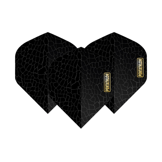 Das Bild zeigt die "Pentathlon RT Scales No2 Standard Flights" für Darts. Die Flights sind schwarz mit einem dezenten Schuppenmuster und haben ein goldfarbenes Pentathlon-Logo.