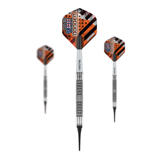 Winmau Jules Van Dongen soft darts - 20g Das Bild zeigt drei Winmau Jules Van Dongen Softdarts mit einem Gewicht von 20g. Die Darts haben auffällige, orange-schwarze Flights und eine silberne, geriffelte Griffzone.