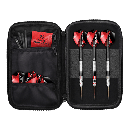 Shot Michael Smith World Champion Pocket Dartcase - Victory Das Bild zeigt das Produkt "Shot Michael Smith World Champion Pocket Dartcase - Victory". Im Etui befinden sich drei Darts, Ersatzteile und eine Darts-Spielerkarte, alles ordentlich verstaut.