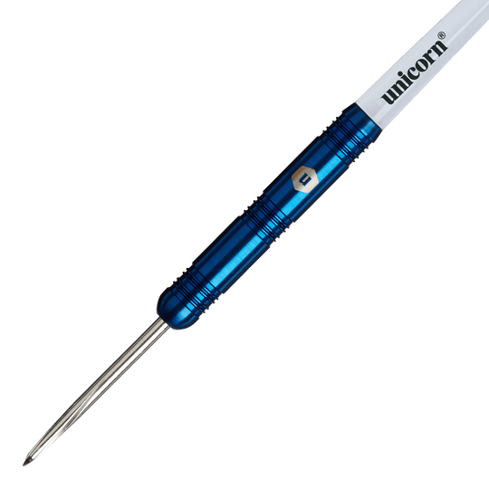 Auf dem Bild ist ein Steeldart der Marke „Unicorn Prodigy 01 Parallel“ zu sehen. Der Dart hat einen blauen Metallkörper und einen weißen Schaft mit dem Schriftzug „unicorn“.