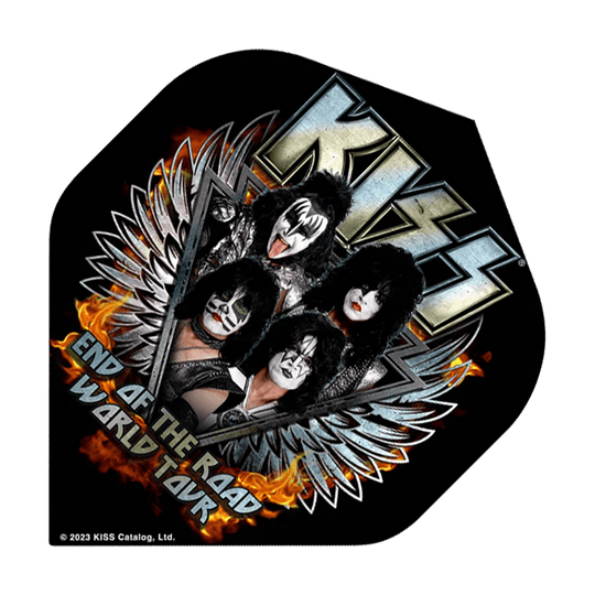 Das Bild zeigt ein Dart-Flight mit dem Motiv der Band KISS und dem Schriftzug "End of the Road World Tour". Im Hintergrund sind Flammen und silberne Flügel zu sehen.