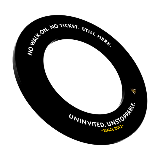 McDart Arena Wasp Dartboard Surround Das Bild zeigt das McDart Arena Wespe Dartboard Surround. Es ist ein Dartboard-Zubehör zur professionellen Umgebung des Dartboards.