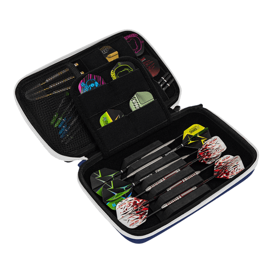 Harrows Smart Case XL dart wallet Das Bild zeigt ein geöffnetes Dart-Etui mit mehreren Darts und Zubehörteilen. In den Fächern sind verschiedene Flights und Spitzen ordentlich verstaut.