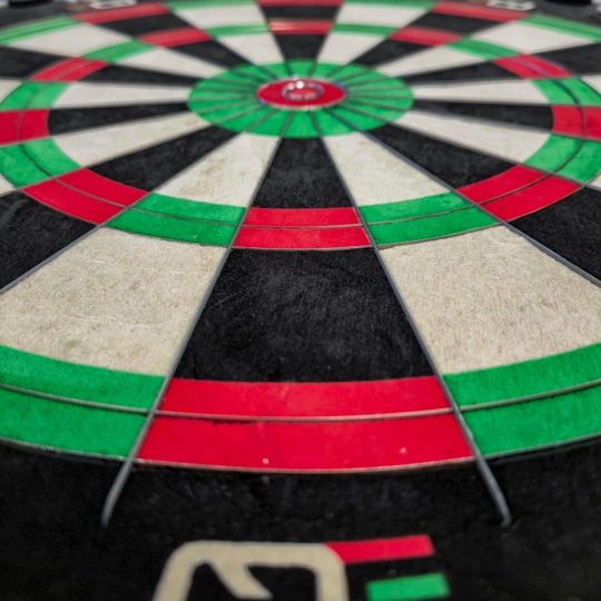 Winmau equalizer steel dartboard Das Bild zeigt das Winmau Equalizer Steeldartboard. Es handelt sich um ein Dartboard für Steeldarts.