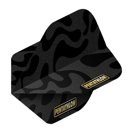 Pentathlon Flights RT Camo Das Bild zeigt das Produkt "Pentathlon RT Camo No2 Standard Flights". Die Flight hat ein schwarzes Camouflage-Muster und das Pentathlon-Logo in Gelb.