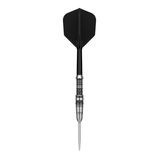 Dieses Bild zeigt einen Target Japan Black Marque Heracles Steeldart. Der Dart hat eine schwarze Flight und einen silbernen, gerillten Barrel.