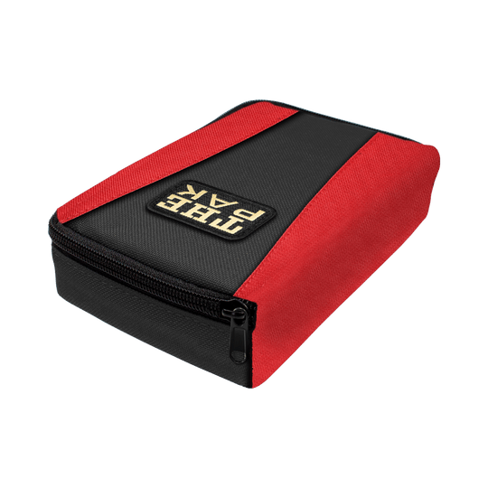 Die Abbildung zeigt das Produkt "The Pak Multi Dartcase - Rot Schwarz". Das Dartcase ist überwiegend schwarz mit roten Seiten und einem Reißverschluss.