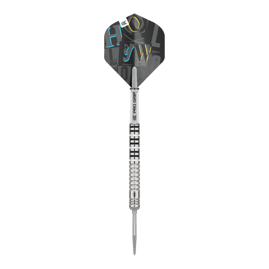 Target Chris Dobey GEN1 Swiss Point steel darts Das Bild zeigt einen silbernen Steeldartpfeil mit einer schwarzen Flight und dem Aufdruck "PRO GRIP" auf dem Schaft. Der Flight hat farbige Buchstaben in Blau, Gelb und Weiß aufgedruckt.