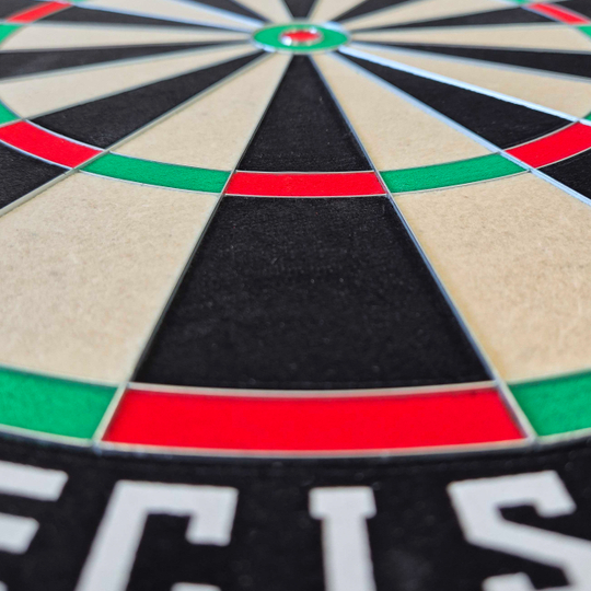 McDart Precision steel dartboard Das Bild zeigt eine Nahaufnahme eines McDart Precision Steeldartboards. Die farbigen Segmente und die scharf abgegrenzten Felder sind deutlich zu erkennen.